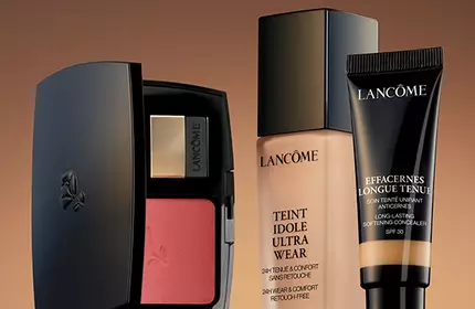 Maquillaje facial Lancome, destacando una variedad de productos para lograr una tez perfecta en un entorno luminoso.