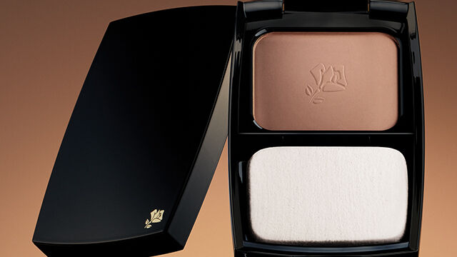Paleta de maquillaje Lancome con diferentes tonos de polvo compacto para el rostro.