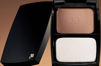 Paleta de maquillaje Lancome con diferentes tonos de polvo compacto para el rostro.