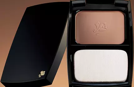Paleta de maquillaje Lancome con diferentes tonos de polvo compacto para el rostro.