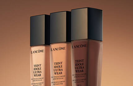 Base de maquillaje Lancome, ofreciendo una cobertura impecable y un acabado natural para una piel radiante.