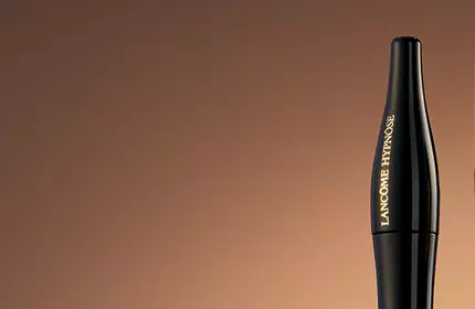 Maquillaje actual de Lancome, presentando una variedad de productos para lograr un look impecable en un formato de escritorio.