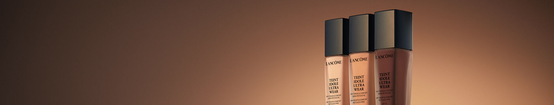Base de maquillaje Lancome, presentando una gama de tonos y texturas para lograr una tez perfecta en un formato de escritorio.