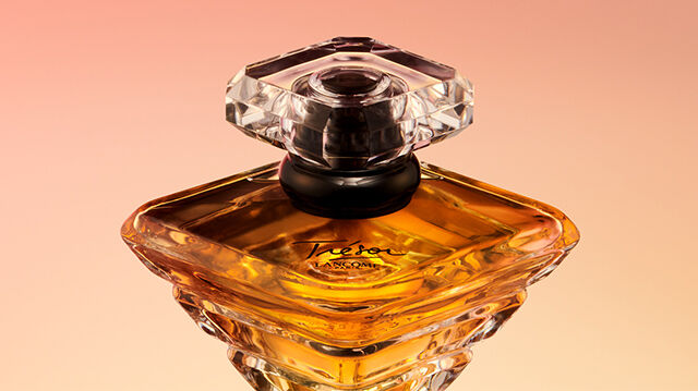 Perfume Lancome Tresor, presentado en un ambiente luminoso y romantico.