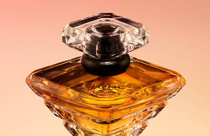 Perfume Lancome Tresor, presentado en un ambiente luminoso y romantico.