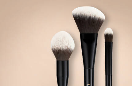 Coleccion de brochas de maquillaje Lancome, destacando su diseno y calidad en un ambiente minimalista.