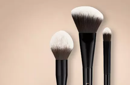 Coleccion de brochas de maquillaje Lancome, destacando su diseno y calidad en un ambiente minimalista.