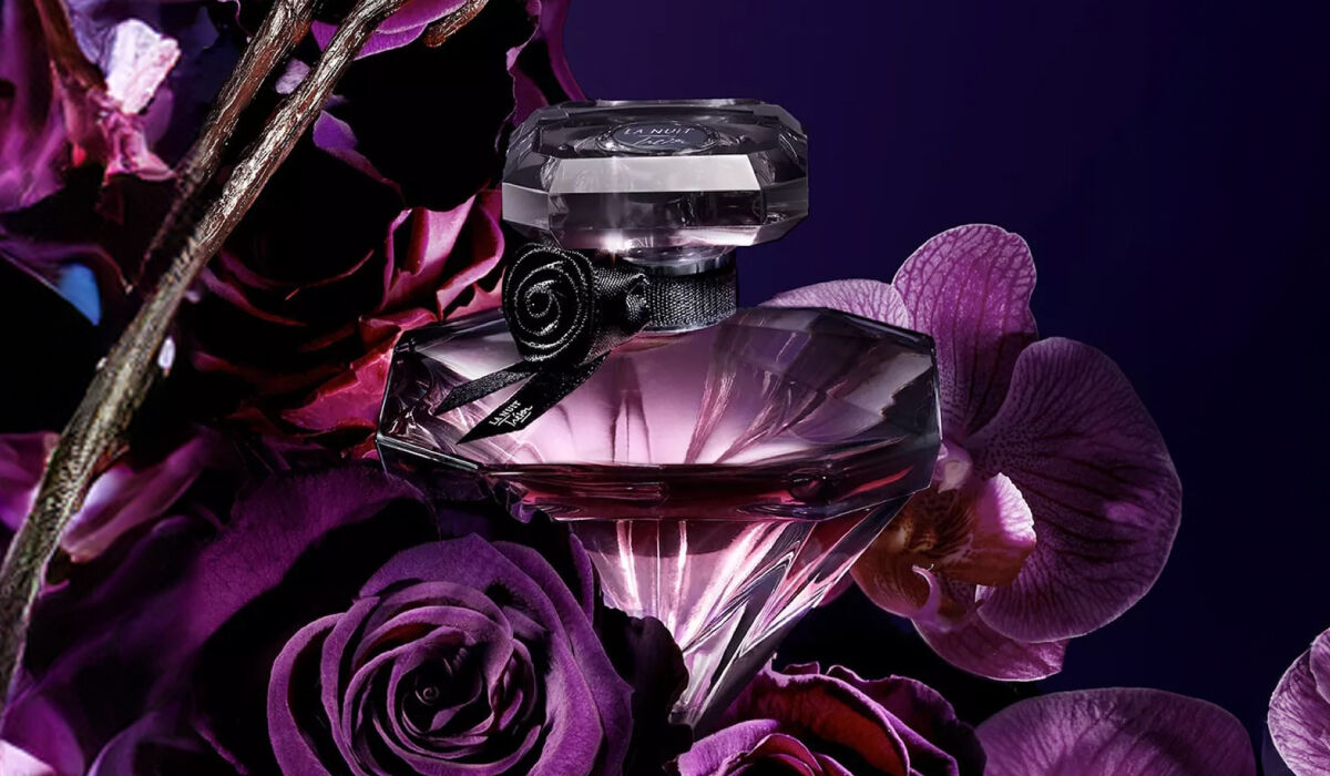 Fragancia Lancome La Nuit Tresor, presentando su encantadora botella en un entorno nocturno y romantico.