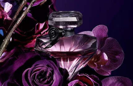 Fragancia Lancome La Nuit Tresor, presentando su encantadora botella en un entorno nocturno y romantico.