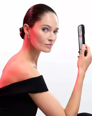 visual de belleza Lancome, una chica con un celular