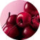 Un monton de cerezas brillantes, de color rojo oscuro a negro, llenan la parte inferior y derecha del encuadre, sobre un suave fondo rosa.