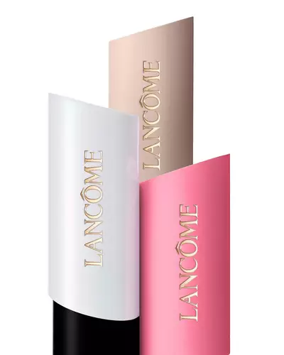 Disposicion escalonada de la base, el iluminador y el rubor Teint Idole Shape Stick de Lancome en color blanco, beige y rosa.