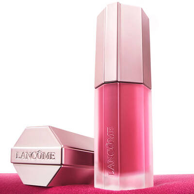 Primer plano del envase de Lancome Lip Idole CuddleBlur en tonos rosa y oro rosado.