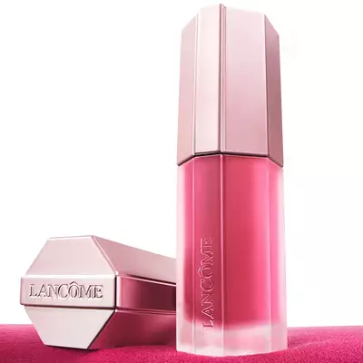 Primer plano del envase de Lancome Lip Idole CuddleBlur en tonos rosa y oro rosado.