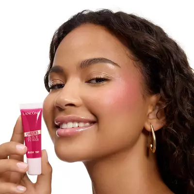 Una modelo sosteniendo un Juicy Tube