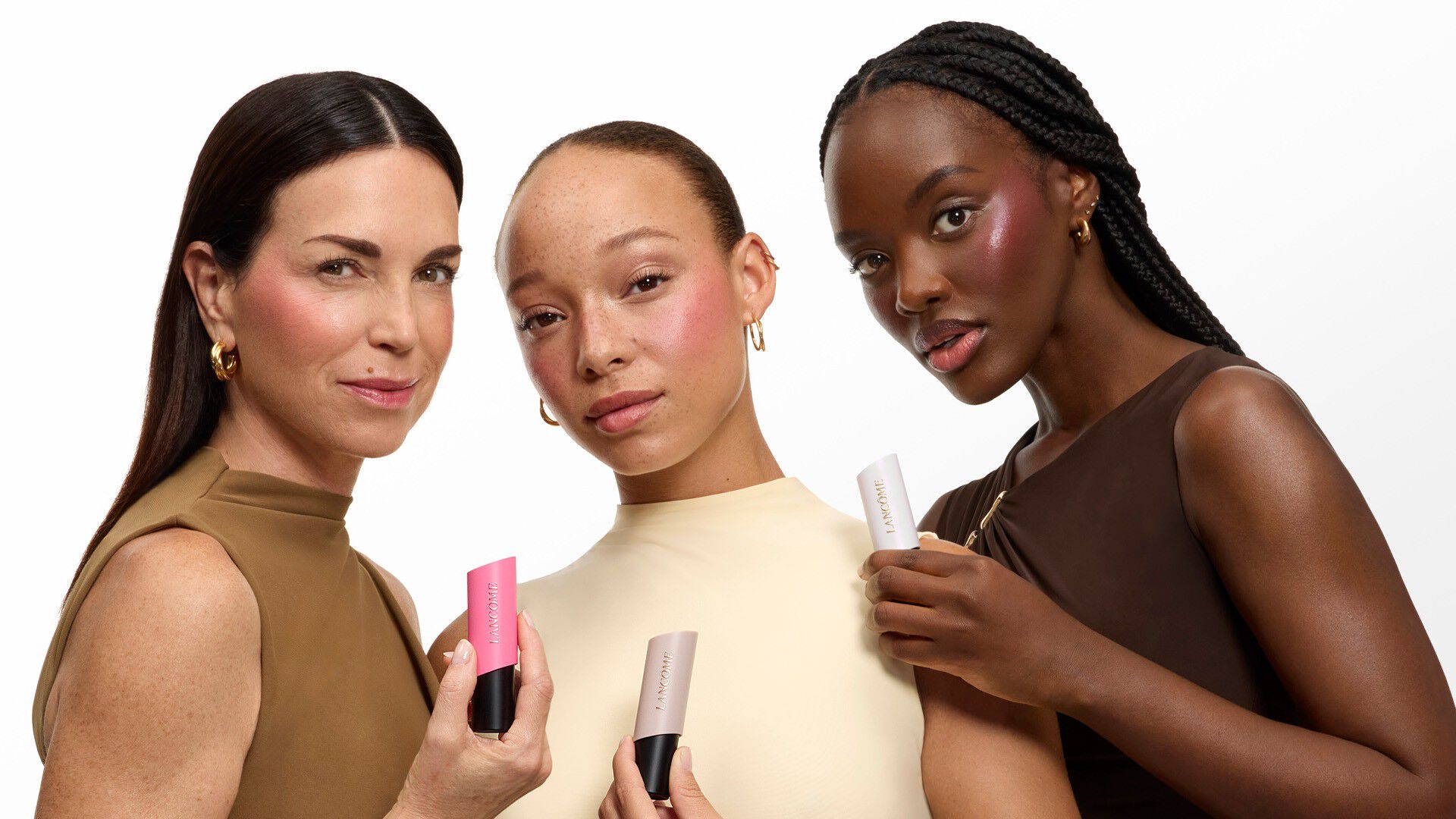 Visual de belleza con 3 modelos luciendo los productos Teint Idôle